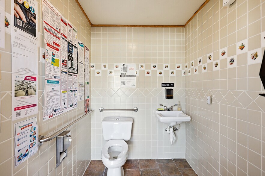 More Photos Of 501 Deschutes Ave, Maupin Freestanding For Sale