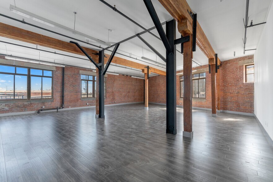 More Photos Of 2079 E 15th St, Los Angeles Flex For Lease