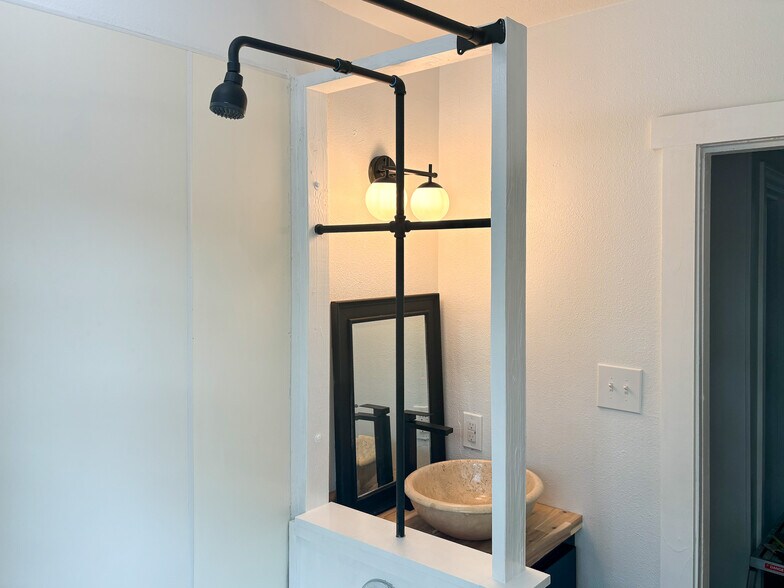 More Photos Of 400 Oak St, Bryan Office Residential For Lease