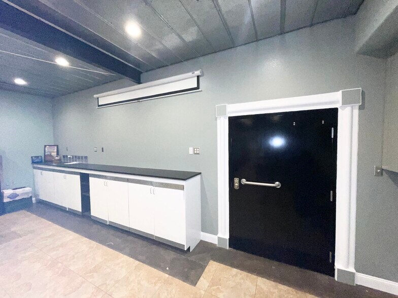 More Photos Of 1155 NE Cleveland St, Clearwater Office Residential For Lease