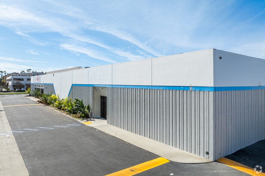 More Photos Of 2870 S Harbor Blvd, Santa Ana Warehouse For Lease
