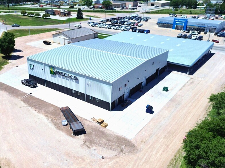More Photos Of 405 Lake Ave, Gothenburg Distribution For Sale