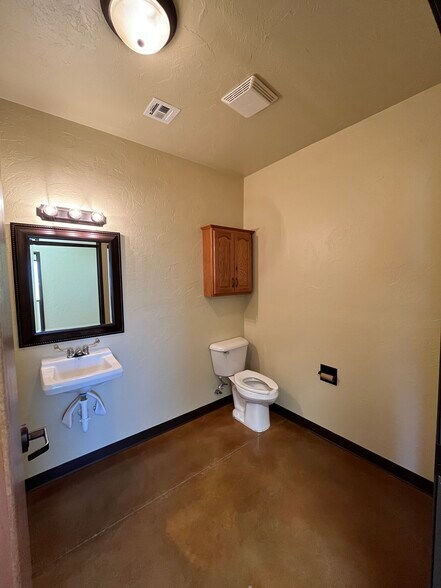 More Photos Of 13441 US Highway 60, Arnett Warehouse For Lease