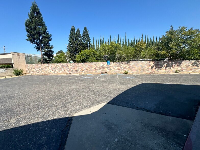 More Photos Of 316 W F St, Oakdale Storefront Retail Office For Lease