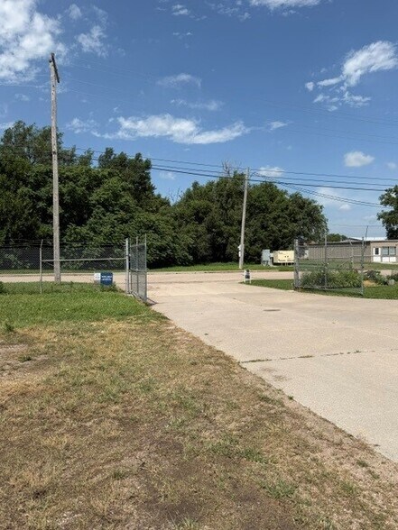 More Photos Of 2700 Kansas Ave, Hastings Distribution For Lease