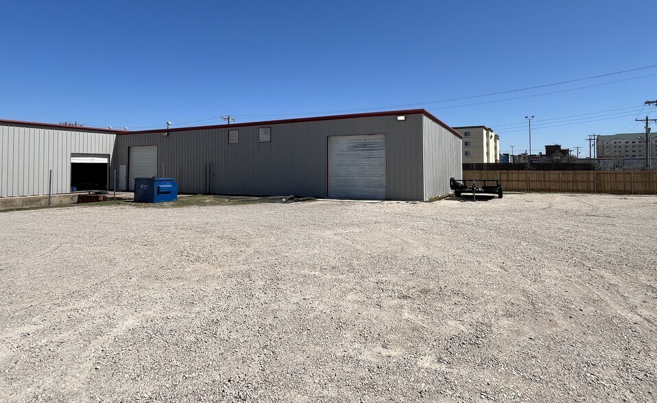 More Photos Of 702 Overhead Dr, Oklahoma City Warehouse For Sale