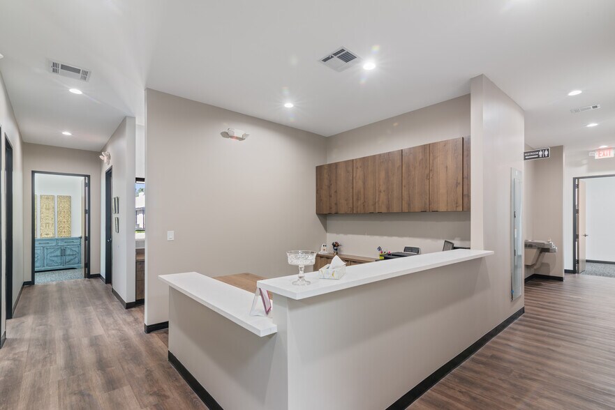 More Photos Of 7102 Tarrington Ave, Sugar Land Medical For Sale