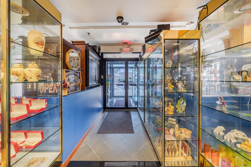 More Photos Of 560 Main St, Fort Lee Freestanding For Sale