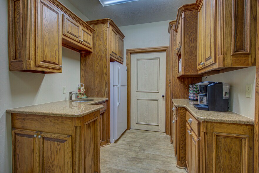 More Photos Of 2830 NW 32nd St, Newcastle Office For Sale