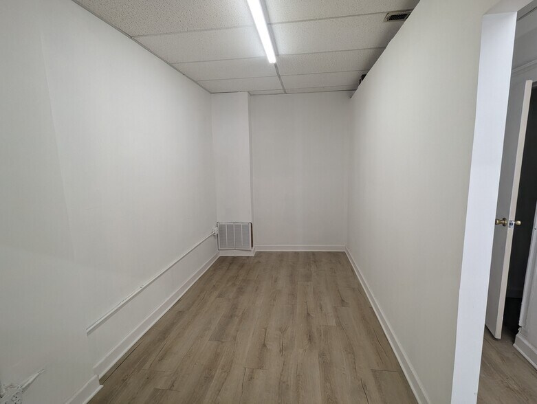 More Photos Of 4000-4012 W Montrose Ave, Chicago Storefront Retail Residential For Lease