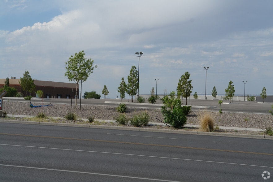 More Photos Of 11500 Pellicano Dr, El Paso Showroom For Lease