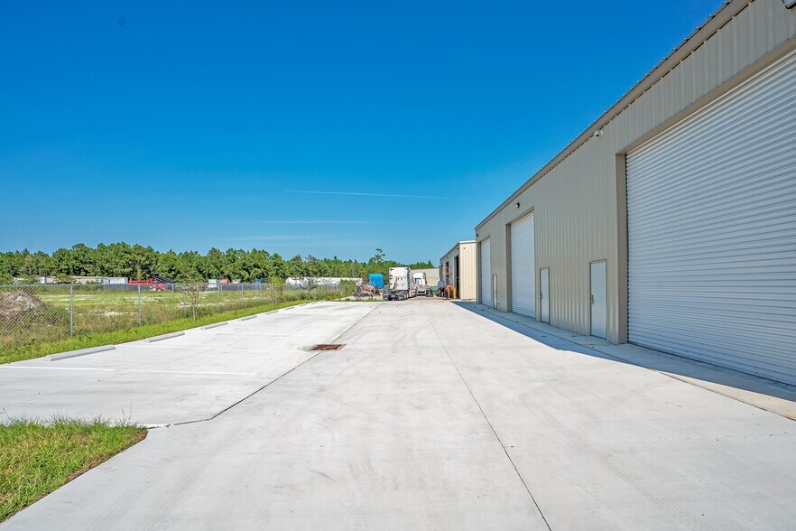 More Photos Of 3295 Steel Rail Dr, Bunnell Warehouse For Lease