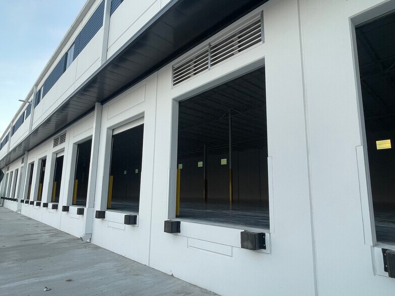 More Photos Of 11550 NW 124th St, Medley Unknown For Lease