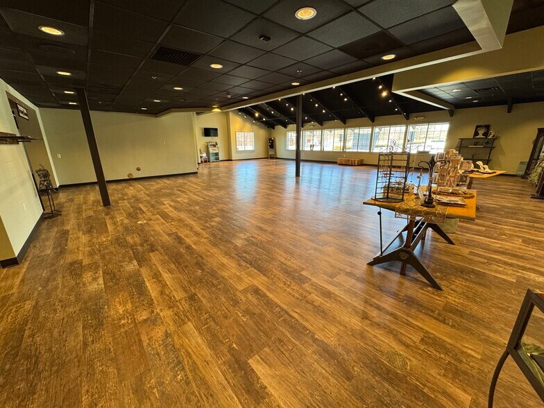 More Photos Of 2030 Main St, Batavia Freestanding For Lease