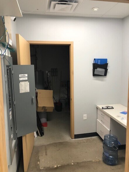 More Photos Of 2005 SE Delaware Ave, Ankeny Storefront For Lease