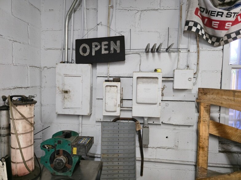 More Photos Of 1310 E 1st Ave, Mount Dora Auto Repair For Lease