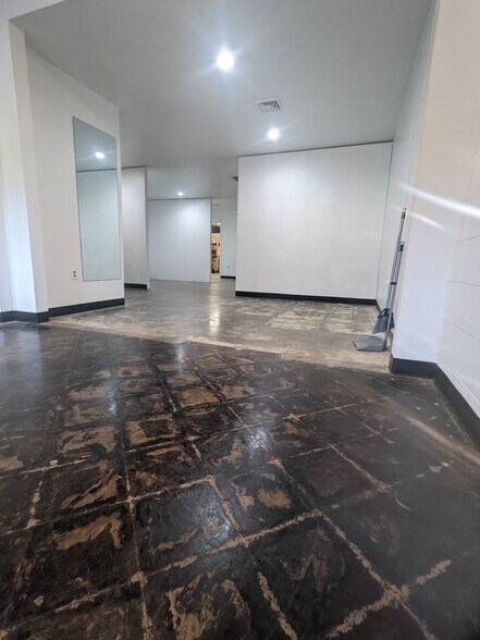 More Photos Of 930 S Graham-hopedale Rd, Graham Flex For Lease