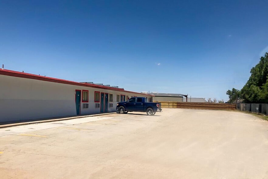 More Photos Of 823 NE Hwy 54, Guymon Hotel For Sale