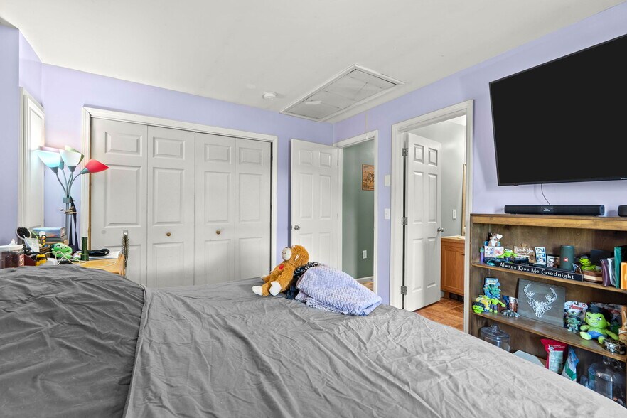 More Photos Of 25 Beacon St, Amesbury Showroom For Sale