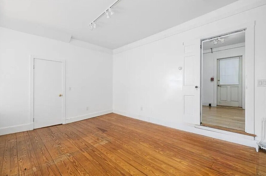 More Photos Of 138 Spring St, Newport General Retail For Sale