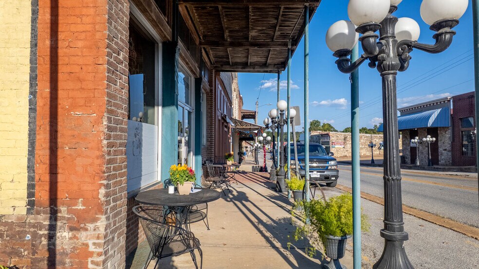More Photos Of 385 Main St, Mammoth Spring General Retail For Sale