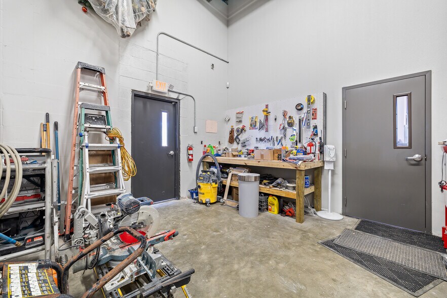 More Photos Of 611 E Bay St, Winter Garden Truck Terminal For Lease
