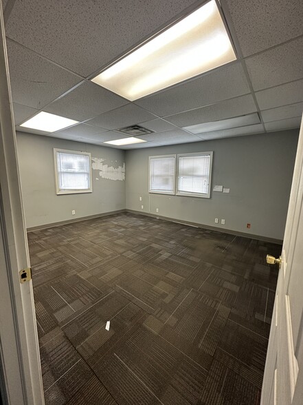 More Photos Of 10 Liberty St, Edison Warehouse For Lease