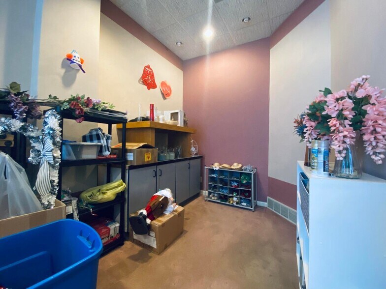 More Photos Of 4230 W Loomis Rd, Greenfield Showroom For Lease