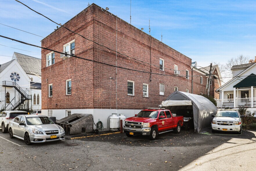 More Photos Of 34 Village Grn, Bedford Specialty For Sale