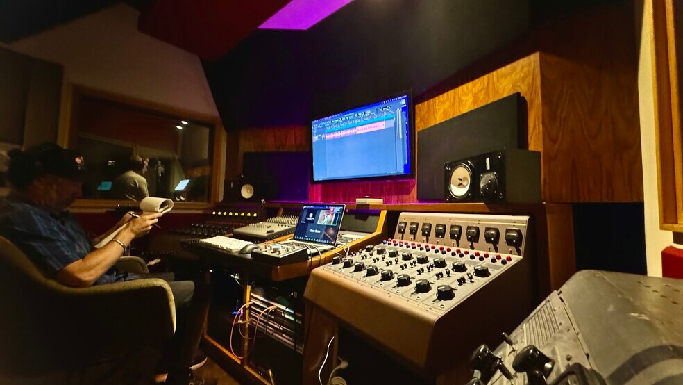 More Photos Of 302 Oceanside Blvd, Oceanside Service For Lease