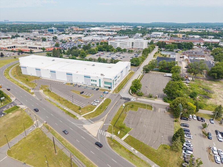 More Photos Of 107 Charles Lindbergh Blvd, Garden City Land For Lease