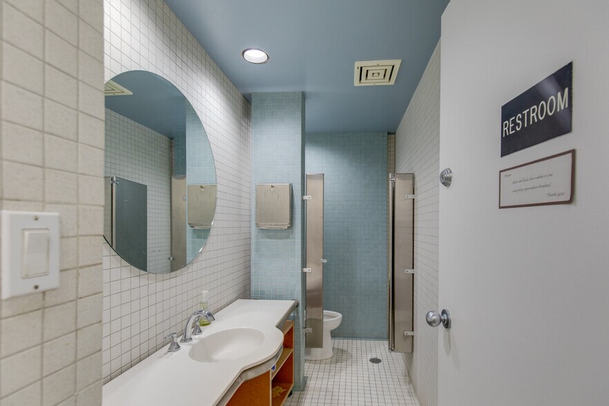 More Photos Of 2551 N Clark St, Chicago Office For Lease