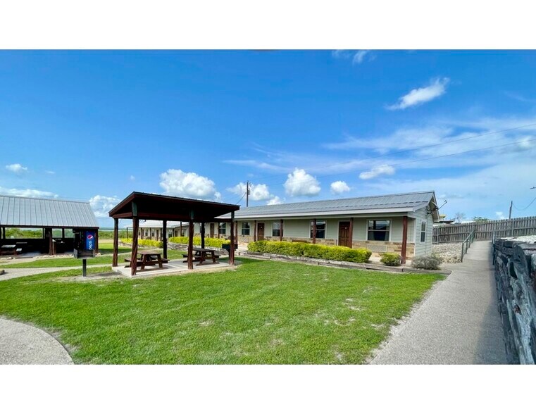 More Photos Of 141 Jeff St, Three Rivers Hotel For Sale