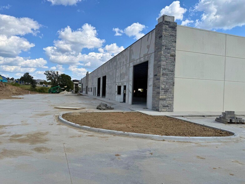 More Photos Of 325 Hancock Dr, Hudson Oaks Flex For Sale