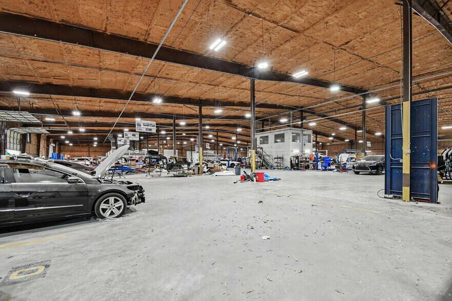 More Photos Of 4811 W Sligh Ave, Tampa Warehouse For Lease
