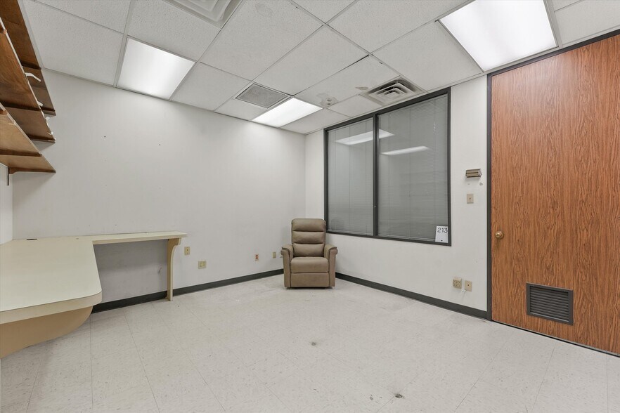 More Photos Of 2000 25th Ave N, Texas City Office For Lease