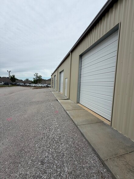 More Photos Of 2420 S 8th St, Rogers Flex For Lease