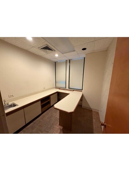 More Photos Of 111 N Wabash Ave, Chicago Office For Sale