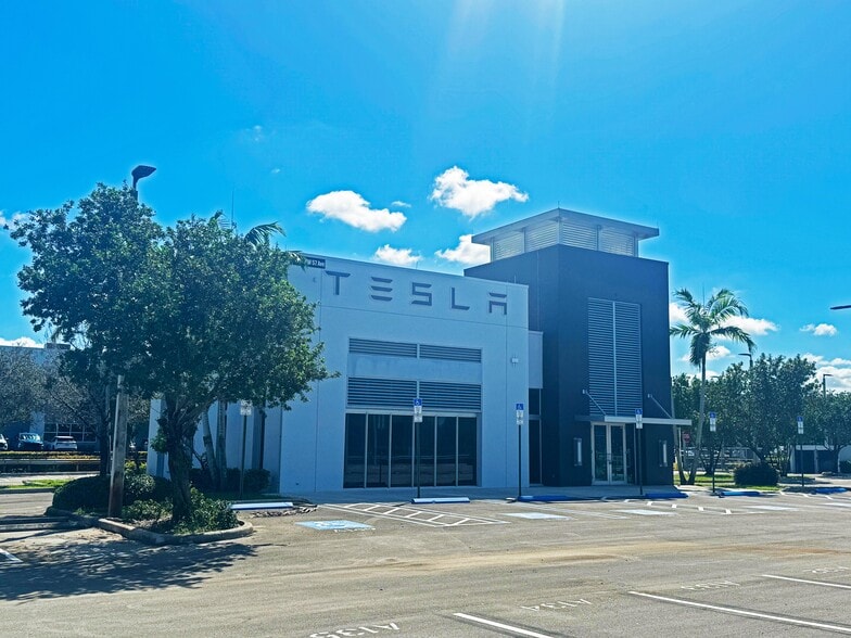 More Photos Of 14499 NW 57th Ave, Miami Gardens Auto Dealership For Sale