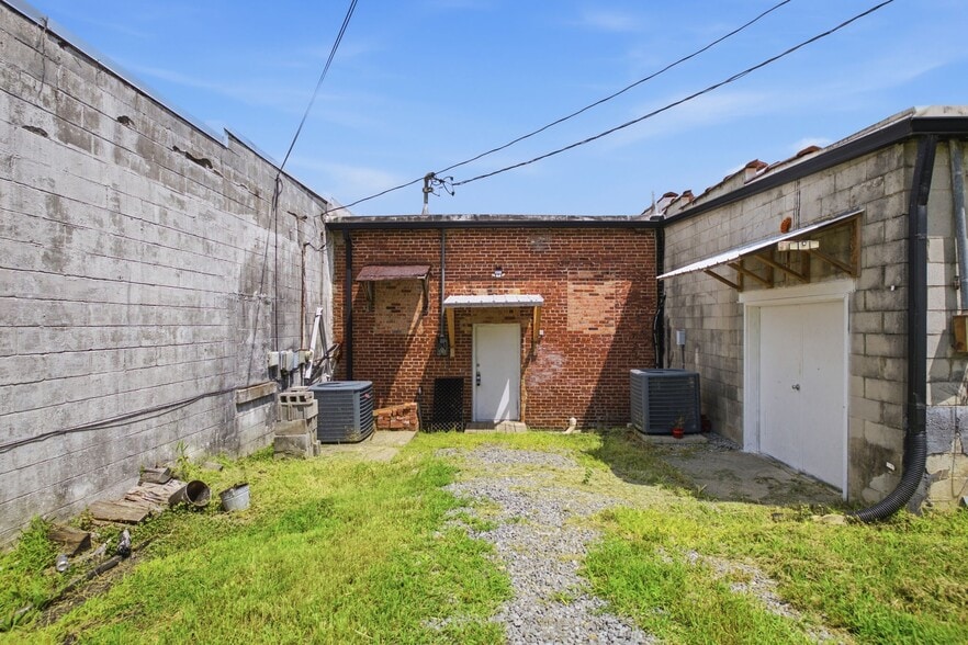 More Photos Of 1029 Park St, Westmoreland Storefront Retail Office For Sale