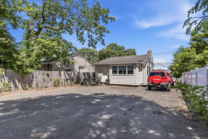 More Photos Of 774 Townline Rd, Hauppauge Research And Development For Sale
