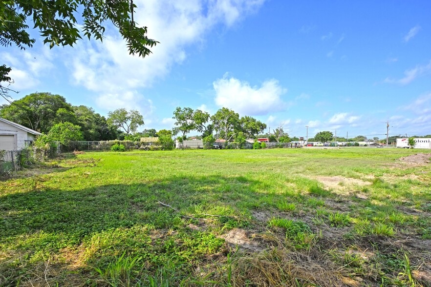 More Photos Of S 2162 S WW White Rd, San Antonio Restaurant For Sale