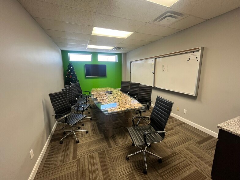 More Photos Of 830 Eastern Blvd, Clarksville Freestanding For Lease