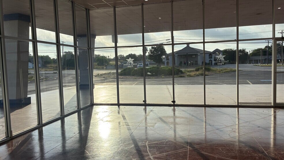 More Photos Of 905 N Harborth Ave, Three Rivers Auto Dealership For Sale