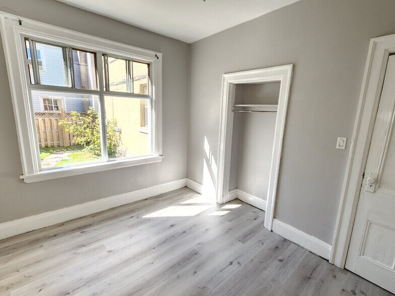 More Photos Of 170 Simcoe St S, Oshawa Apartments For Sale