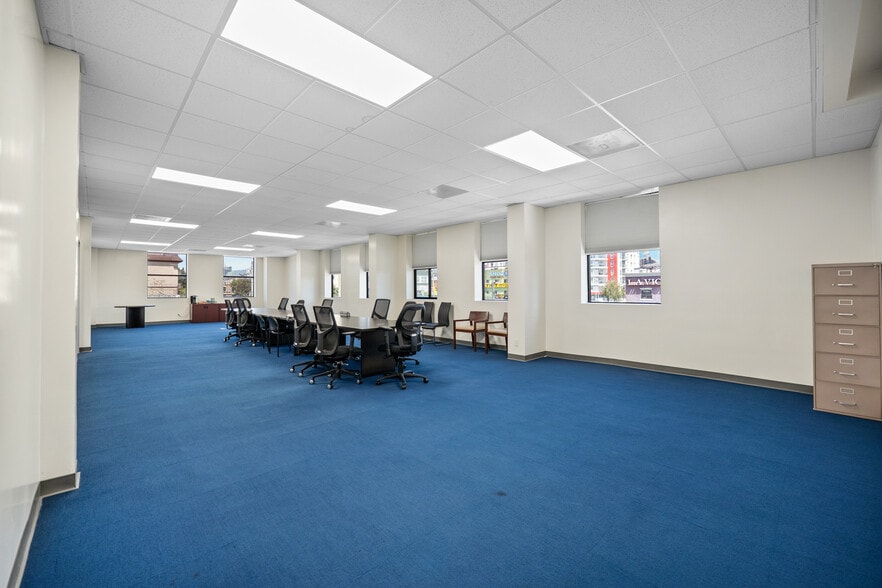 More Photos Of 3360 W Olympic Blvd, Los Angeles Office For Lease