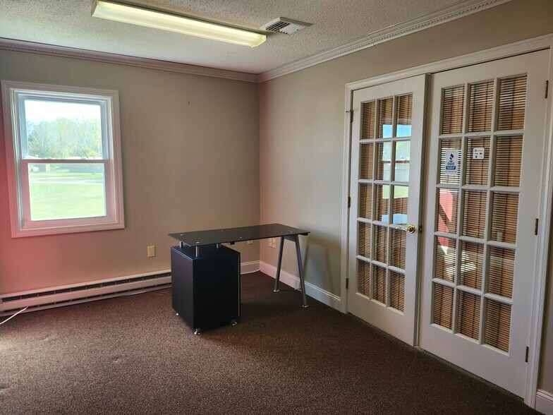 More Photos Of 16 Rae Palmer Rd, Moodus Medical For Sale