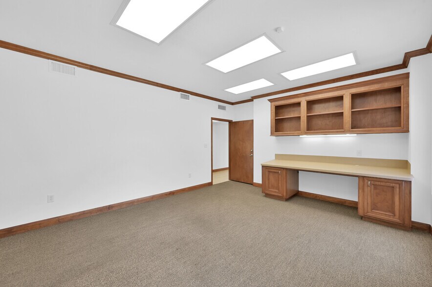 More Photos Of 11322 Neeshaw Dr, Houston Warehouse For Lease