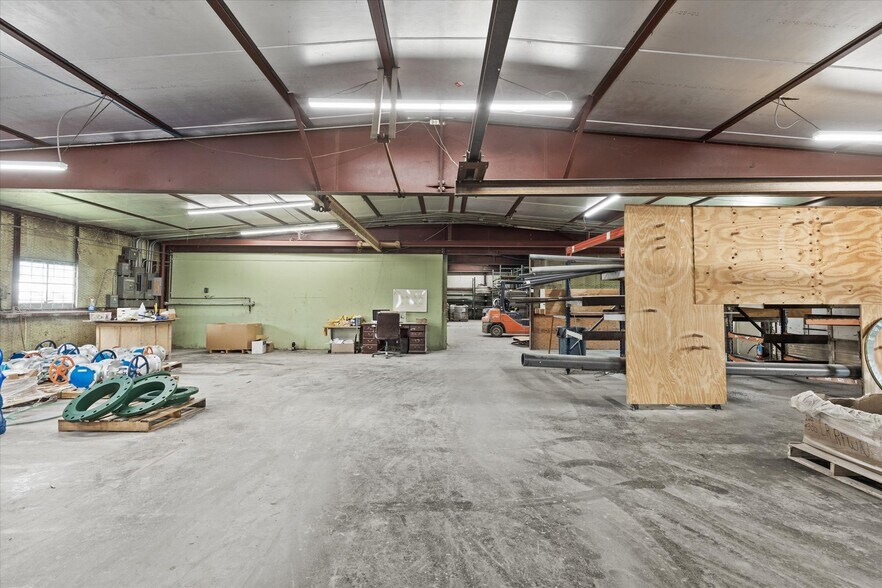 More Photos Of 2305 N Main St, Cleburne Flex For Sale