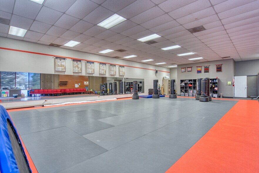 More Photos Of 305-325 Waneka Pky, Lafayette General Retail For Lease